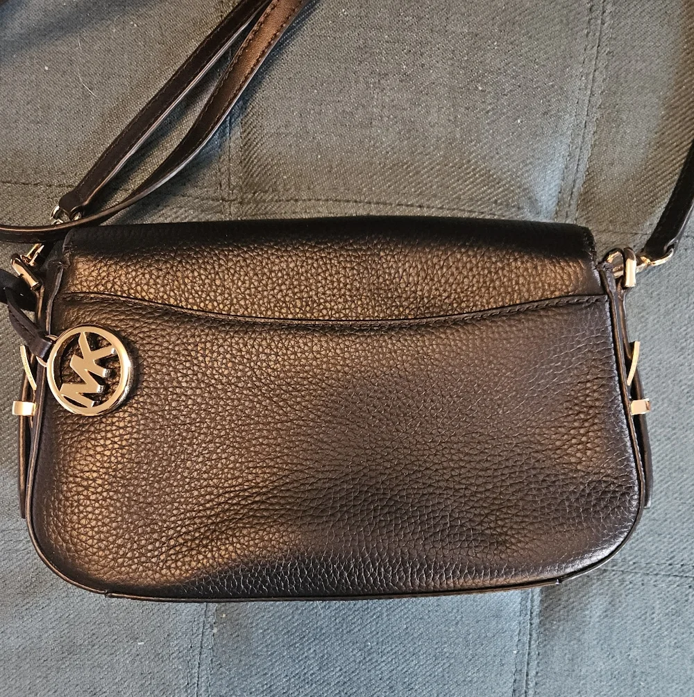 New Michael Kors Black Pebbled Leather Crossbody with Gold Logo - Picture 2 of 6